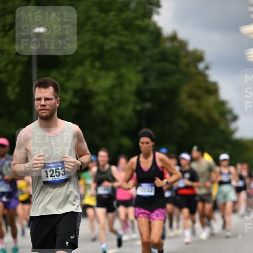 29.06.2025 - hella hamburg halbmarathon Dr. Thomas Lammeyer http://msf.ph/oto/8359097 29.06.2025 10:41:18 Kennedybrücke 56, 1022, 1118, 1253, 1276, 1488, 1490, 1597, 1948, 1952, 2072, 2199, 2552, 2811, 3165, 3230, 3398, 3428, 3714, 3873, 4733, 5224, 5560, 5786, 5789, 6804, 7202, 7235, 7707, 7773, 7823, 8257, 8258, 8315, 8936, 8937, 9054, 9055, 9918, 10024, 10112, 10762, 10798, 10862, 10931 meine-sportfotos.de