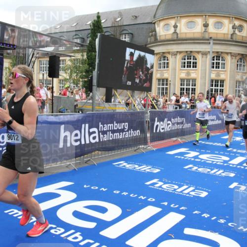 29.06.2025 - hella hamburg halbmarathon Michael Strokosch http://msf.ph/oto/8359146 29.06.2025 10:54:44 Ziel 1125, 1496, 2561, 3310, 6587, 7478, 8449, 9012, 9227, 10040, 10368, 10376, 12489, 13147, 14239, 15389, 15408, 15584, 17231, 17765, 19000 meine-sportfotos.de