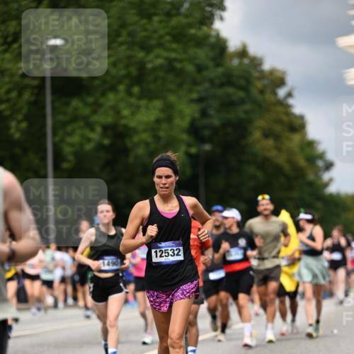 29.06.2025 - hella hamburg halbmarathon Dr. Thomas Lammeyer http://msf.ph/oto/8359270 29.06.2025 10:41:19 Kennedybrücke 56, 1022, 1118, 1253, 1276, 1488, 1490, 1597, 1948, 1952, 2072, 2199, 2552, 2811, 3165, 3230, 3398, 3428, 3714, 3873, 4733, 5146, 5224, 5560, 5786, 6584, 6804, 7202, 7235, 7707, 7773, 7823, 8257, 8258, 8315, 8936, 8937, 9054, 9055, 9918, 10024, 10112, 10476, 10762, 10798, 10862, 10931 meine-sportfotos.de