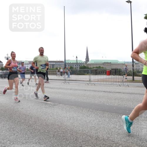 29.06.2025 - hella hamburg halbmarathon Lena Gebhardt http://msf.ph/oto/8359276 29.06.2025 10:39:09 Lombardsbrücke 19139, 1913, 13922, 878, 56, 1232, 1390, 1451, 1760, 1856, 1883, 2092, 2524, 2534, 2571, 2574, 2693, 2843, 2893, 2998, 3275, 3307, 3353, 3727, 3745, 3927, 4257, 4320, 4410, 4523, 4603, 4659, 4855, 4882, 4964, 6062, 6112, 6342, 6343, 6611, 6748, 7263, 7341, 7501, 7506, 7524, 7589, 7684, 7815, 7849, 8203, 8243, 8367, 8457, 8783, 9393, 9420, 9446, 9708, 9974, 9977, 10001, 10072, 10315, 10512, 10516, 10554, 13060 meine-sportfotos.de