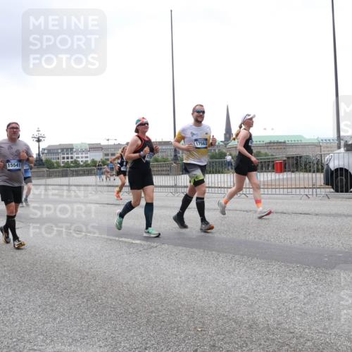 29.06.2025 - hella hamburg halbmarathon Lena Gebhardt http://msf.ph/oto/8359335 29.06.2025 10:48:12 Lombardsbrücke 15541, 3679, 17563, 1157, 1174, 1175, 1246, 1392, 1618, 1639, 1645, 1701, 1926, 2037, 2163, 2195, 2197, 2418, 2475, 2491, 2545, 2627, 2650, 2756, 2909, 2958, 3049, 3224, 3320, 3468, 3504, 3661, 3679, 3933, 4327, 4588, 4856, 5585, 5781, 5886, 5952, 6143, 7240, 7393, 7394, 7427, 7532, 7916, 8077, 8310, 8461, 8521, 8774, 8948, 9356, 9696, 9697, 9775, 9921, 10145, 10658, 10777, 10794, 11548, 11742, 11781, 11909 meine-sportfotos.de