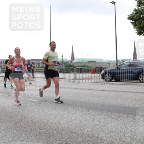 29.06.2025 - hella hamburg halbmarathon Lena Gebhardt http://msf.ph/oto/8359350 29.06.2025 10:39:09 Lombardsbrücke 19139, 13923, 56, 1232, 1390, 1451, 1760, 1856, 1883, 2092, 2524, 2534, 2571, 2574, 2693, 2843, 2893, 2998, 3275, 3307, 3353, 3727, 3745, 3927, 4257, 4320, 4410, 4523, 4603, 4659, 4855, 4882, 4964, 6062, 6112, 6342, 6343, 6611, 6748, 7263, 7341, 7501, 7506, 7524, 7589, 7684, 7815, 7849, 8203, 8243, 8367, 8457, 8783, 9393, 9420, 9446, 9708, 9974, 9977, 10001, 10072, 10315, 10512, 10516, 10554, 13060 meine-sportfotos.de