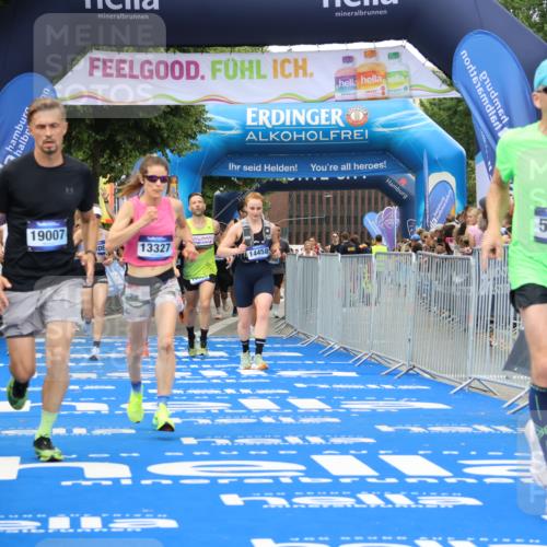 29.06.2025 - hella hamburg halbmarathon Strokosch-Dieckow http://msf.ph/oto/8359376 29.06.2025 10:51:35 Ziel 1335, 5008, 7943, 10691, 13327, 13403, 14012, 14458, 15496, 15899, 19007, 19020 meine-sportfotos.de