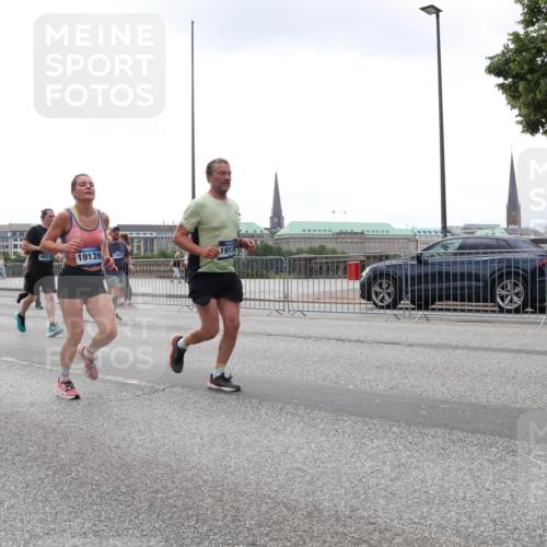 29.06.2025 - hella hamburg halbmarathon Lena Gebhardt http://msf.ph/oto/8359407 29.06.2025 10:39:09 Lombardsbrücke 4410, 19139, 13923, 1913, 56, 1232, 1390, 1451, 1760, 1856, 1883, 2092, 2524, 2534, 2571, 2574, 2693, 2843, 2893, 2998, 3275, 3307, 3353, 3727, 3745, 3927, 4257, 4320, 4410, 4523, 4603, 4659, 4855, 4882, 4964, 6062, 6112, 6342, 6343, 6611, 6748, 7263, 7341, 7501, 7506, 7524, 7589, 7684, 7815, 7849, 8203, 8243, 8367, 8457, 8783, 9393, 9420, 9446, 9708, 9974, 9977, 10001, 10072, 10315, 10512, 10516, 10554, 13060 meine-sportfotos.de