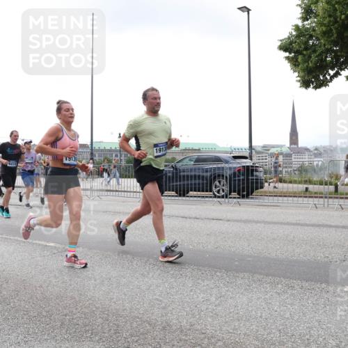 29.06.2025 - hella hamburg halbmarathon Lena Gebhardt http://msf.ph/oto/8359452 29.06.2025 10:39:09 Lombardsbrücke 4410, 13922, 1913, 56, 1232, 1390, 1451, 1760, 1856, 1883, 2092, 2524, 2534, 2571, 2574, 2693, 2843, 2893, 2998, 3275, 3307, 3353, 3727, 3745, 3927, 4257, 4320, 4410, 4523, 4603, 4659, 4855, 4882, 4964, 6062, 6112, 6342, 6343, 6611, 6748, 7263, 7341, 7501, 7506, 7524, 7589, 7684, 7815, 7849, 8203, 8243, 8367, 8457, 8783, 9393, 9420, 9446, 9708, 9974, 9977, 10001, 10072, 10315, 10512, 10516, 10554, 13060 meine-sportfotos.de