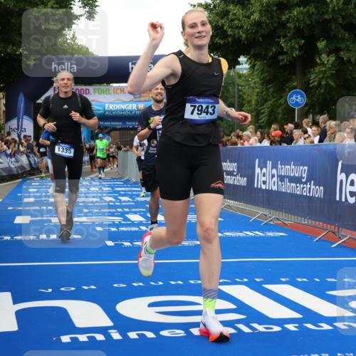 29.06.2025 - hella hamburg halbmarathon Strokosch-Dieckow http://msf.ph/oto/8359469 29.06.2025 10:51:29 Ziel 1335, 2411, 2946, 5008, 5820, 7943, 9214, 9656, 10691, 11422, 13327, 13403, 13792, 15871, 15950, 16357, 17131, 19007 meine-sportfotos.de