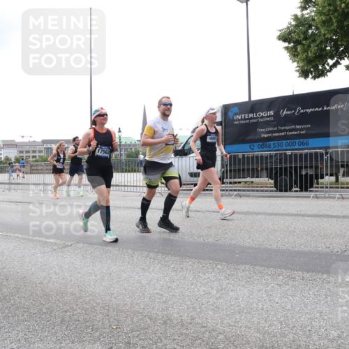 29.06.2025 - hella hamburg halbmarathon Lena Gebhardt http://msf.ph/oto/8359482 29.06.2025 10:48:12 Lombardsbrücke 15541, 17562, 18001, 0048, 530, 000, 066, 1157, 1174, 1175, 1246, 1392, 1618, 1639, 1645, 1701, 1926, 2037, 2163, 2195, 2197, 2418, 2475, 2491, 2545, 2627, 2650, 2756, 2909, 2958, 3049, 3224, 3320, 3468, 3504, 3661, 3679, 3933, 4327, 4588, 4856, 5585, 5781, 5886, 5952, 6143, 7240, 7393, 7394, 7427, 7532, 7916, 8077, 8310, 8461, 8521, 8774, 8948, 9356, 9696, 9697, 9775, 9921, 10145, 10658, 10777, 10794, 11548, 11742, 11781, 11909 meine-sportfotos.de