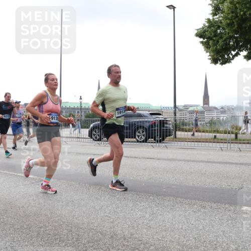 29.06.2025 - hella hamburg halbmarathon Lena Gebhardt http://msf.ph/oto/8359484 29.06.2025 10:39:10 Lombardsbrücke 4410, 13922, 9139, 1913, 56, 1232, 1390, 1451, 1760, 1856, 1883, 2092, 2524, 2534, 2571, 2574, 2693, 2843, 2893, 2998, 3275, 3307, 3353, 3727, 3745, 3927, 4257, 4320, 4410, 4523, 4603, 4659, 4855, 4882, 4964, 6062, 6112, 6342, 6343, 6611, 6748, 7263, 7341, 7501, 7506, 7524, 7589, 7684, 7815, 7849, 8203, 8243, 8367, 8457, 8783, 9393, 9420, 9446, 9708, 9974, 9977, 10001, 10072, 10315, 10512, 10516, 10554, 13060 meine-sportfotos.de