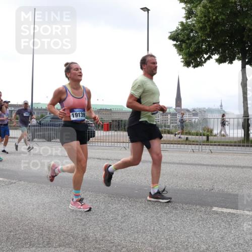 29.06.2025 - hella hamburg halbmarathon Lena Gebhardt http://msf.ph/oto/8359516 29.06.2025 10:39:10 Lombardsbrücke 13923, 4410, 19139, 56, 1232, 1390, 1451, 1760, 1856, 1883, 2092, 2524, 2534, 2571, 2574, 2693, 2843, 2893, 2998, 3275, 3307, 3353, 3727, 3745, 3927, 4257, 4320, 4410, 4523, 4603, 4659, 4855, 4882, 4964, 6062, 6112, 6342, 6343, 6611, 6748, 7263, 7341, 7501, 7506, 7524, 7589, 7684, 7815, 7849, 8203, 8243, 8367, 8457, 8783, 9393, 9420, 9446, 9708, 9974, 9977, 10001, 10072, 10315, 10512, 10516, 10554, 13060 meine-sportfotos.de