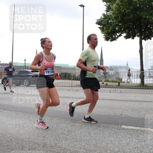 29.06.2025 - hella hamburg halbmarathon Lena Gebhardt http://msf.ph/oto/8359534 29.06.2025 10:39:10 Lombardsbrücke 4410, 13922, 19139, 56, 1232, 1390, 1451, 1760, 1856, 1883, 2092, 2524, 2534, 2571, 2574, 2693, 2843, 2893, 2998, 3275, 3307, 3353, 3727, 3745, 3927, 4257, 4320, 4410, 4523, 4603, 4659, 4855, 4882, 4964, 6062, 6112, 6342, 6343, 6611, 6748, 7263, 7341, 7501, 7506, 7524, 7589, 7684, 7815, 7849, 8203, 8243, 8367, 8457, 8783, 9393, 9420, 9446, 9708, 9974, 9977, 10001, 10072, 10315, 10512, 10516, 10554, 13060 meine-sportfotos.de