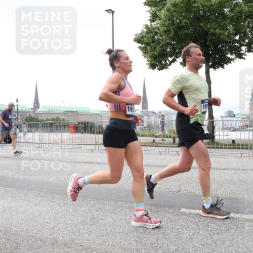 29.06.2025 - hella hamburg halbmarathon Lena Gebhardt http://msf.ph/oto/8359547 29.06.2025 10:39:10 Lombardsbrücke 1913, 191, 4410, 56, 1232, 1390, 1451, 1760, 1856, 1883, 2092, 2524, 2534, 2571, 2574, 2693, 2843, 2893, 2998, 3275, 3307, 3353, 3727, 3745, 3927, 4257, 4320, 4410, 4523, 4603, 4659, 4855, 4882, 4964, 6062, 6112, 6342, 6343, 6611, 6748, 7263, 7341, 7501, 7506, 7524, 7589, 7684, 7815, 7849, 8203, 8243, 8367, 8457, 8783, 9393, 9420, 9446, 9708, 9974, 9977, 10001, 10072, 10315, 10512, 10516, 10554, 13060 meine-sportfotos.de