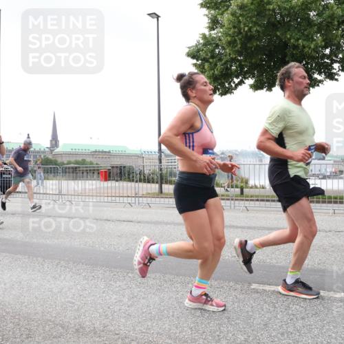 29.06.2025 - hella hamburg halbmarathon Lena Gebhardt http://msf.ph/oto/8359567 29.06.2025 10:39:10 Lombardsbrücke 4410, 56, 1232, 1390, 1451, 1760, 1856, 1883, 2092, 2524, 2534, 2571, 2574, 2693, 2843, 2893, 2998, 3275, 3307, 3353, 3727, 3745, 3927, 4257, 4320, 4410, 4523, 4603, 4659, 4855, 4882, 4964, 6062, 6112, 6342, 6343, 6611, 6748, 7263, 7341, 7501, 7506, 7524, 7589, 7684, 7815, 7849, 8203, 8243, 8367, 8457, 8783, 9393, 9420, 9446, 9708, 9974, 9977, 10001, 10072, 10315, 10512, 10516, 10554, 13060 meine-sportfotos.de