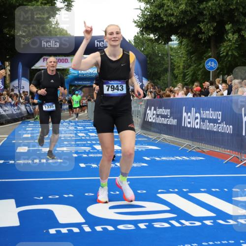 29.06.2025 - hella hamburg halbmarathon Strokosch-Dieckow http://msf.ph/oto/8359615 29.06.2025 10:51:29 Ziel 1335, 2411, 2946, 5008, 5820, 7943, 9214, 9656, 10691, 11422, 13327, 13403, 13792, 15871, 15950, 16357, 17131, 19007 meine-sportfotos.de
