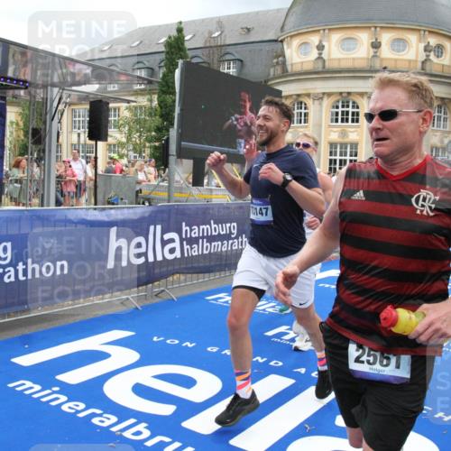 29.06.2025 - hella hamburg halbmarathon Michael Strokosch http://msf.ph/oto/8359623 29.06.2025 10:54:50 Ziel 1496, 2029, 2561, 4231, 6587, 8449, 9227, 10044, 12186, 13147, 14239, 15408, 17231, 17261 meine-sportfotos.de