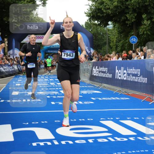 29.06.2025 - hella hamburg halbmarathon Strokosch-Dieckow http://msf.ph/oto/8359642 29.06.2025 10:51:29 Ziel 1335, 2411, 2946, 5008, 5820, 7943, 9214, 9656, 10691, 11422, 13327, 13403, 13792, 15871, 15950, 16357, 17131, 19007 meine-sportfotos.de