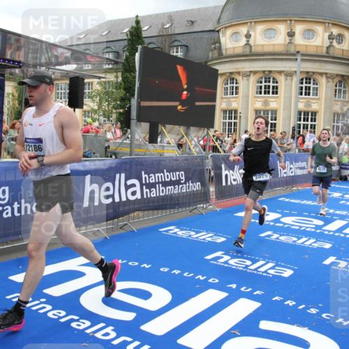 29.06.2025 - hella hamburg halbmarathon Michael Strokosch http://msf.ph/oto/8359695 29.06.2025 10:54:52 Ziel 1506, 2029, 2561, 4231, 6587, 9227, 10044, 12186, 13147, 14660, 17261 meine-sportfotos.de
