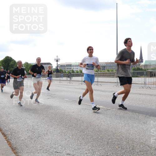 29.06.2025 - hella hamburg halbmarathon Lena Gebhardt http://msf.ph/oto/8359738 29.06.2025 10:14:05 Lombardsbrücke 4962, 11987, 18236, 1131, 1194, 1480, 1890, 2359, 2721, 2904, 2987, 3939, 4001, 4032, 4962, 5232, 5631, 5719, 6026, 6089, 6287, 6710, 7209, 7442, 7462, 7840, 7913, 7991, 8001, 8057, 8409, 8673, 8892, 9128, 9631, 9845, 9886, 10442, 10443, 10977, 11441, 11987, 12313, 12797, 12928, 12929, 12938, 13285, 13788, 14488, 15085, 15482, 15721, 15722, 15840, 16491, 17439, 17472, 17985, 18041, 18236, 18239 meine-sportfotos.de