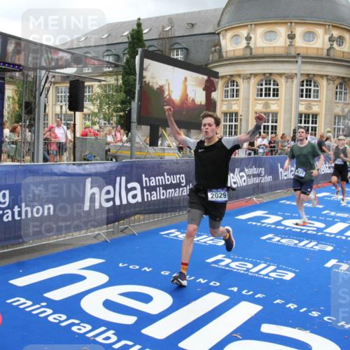 29.06.2025 - hella hamburg halbmarathon Michael Strokosch http://msf.ph/oto/8359747 29.06.2025 10:54:52 Ziel 1506, 2029, 2561, 4231, 6587, 9227, 10044, 12186, 13147, 14660, 17261 meine-sportfotos.de