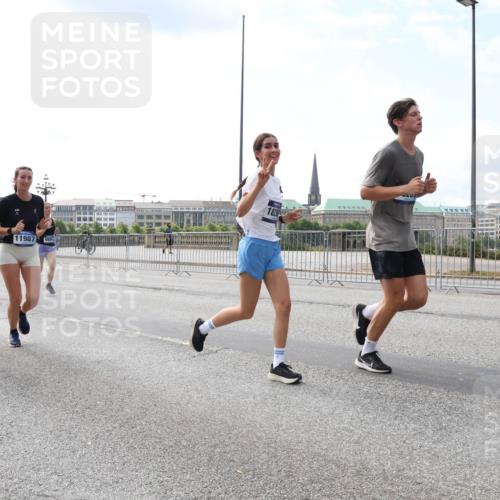 29.06.2025 - hella hamburg halbmarathon Lena Gebhardt http://msf.ph/oto/8359851 29.06.2025 10:14:05 Lombardsbrücke 4962, 11987, 988, 1836, 1131, 1194, 1480, 1890, 2359, 2721, 2904, 2987, 3939, 4001, 4032, 4962, 5232, 5631, 5719, 6026, 6089, 6287, 6710, 7209, 7442, 7462, 7840, 7913, 7991, 8001, 8057, 8409, 8673, 8892, 9128, 9631, 9845, 9886, 10442, 10443, 10977, 11441, 11987, 12313, 12797, 12928, 12929, 12938, 13285, 13788, 14488, 15085, 15482, 15721, 15722, 15840, 16491, 17439, 17472, 17985, 18041, 18236, 18239 meine-sportfotos.de