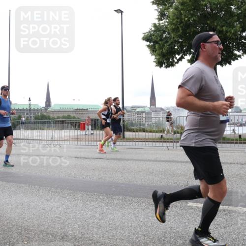 29.06.2025 - hella hamburg halbmarathon Lena Gebhardt http://msf.ph/oto/8359895 29.06.2025 10:48:14 Lombardsbrücke 835, 10145, 1157, 1174, 1175, 1246, 1392, 1618, 1639, 1645, 1701, 1926, 2037, 2163, 2195, 2197, 2418, 2475, 2491, 2545, 2627, 2650, 2756, 2909, 2958, 3049, 3224, 3320, 3468, 3504, 3661, 3679, 3933, 4327, 4588, 4856, 5585, 5781, 5886, 5952, 6143, 7240, 7393, 7394, 7427, 7532, 7916, 8077, 8310, 8461, 8521, 8774, 8948, 9356, 9696, 9697, 9775, 9921, 10059, 10145, 10658, 10777, 10794, 11548, 11742, 11781, 11909, 15715 meine-sportfotos.de