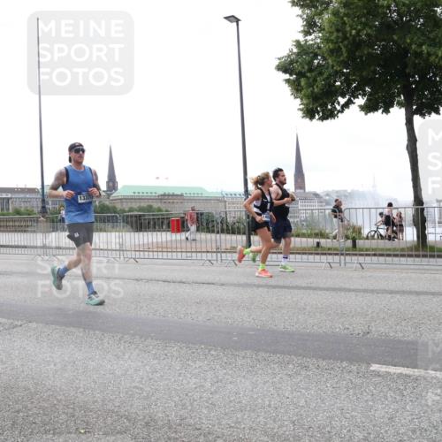 29.06.2025 - hella hamburg halbmarathon Lena Gebhardt http://msf.ph/oto/8359915 29.06.2025 10:48:14 Lombardsbrücke 2626, 18352, 13377, 1157, 1174, 1175, 1246, 1392, 1618, 1639, 1645, 1701, 1926, 2037, 2163, 2195, 2197, 2418, 2475, 2491, 2545, 2627, 2650, 2756, 2909, 2958, 3049, 3224, 3320, 3468, 3504, 3661, 3679, 3933, 4327, 4588, 4856, 5585, 5781, 5886, 5952, 6143, 7240, 7393, 7394, 7427, 7532, 7916, 8077, 8310, 8461, 8521, 8774, 8948, 9356, 9696, 9697, 9775, 9921, 10059, 10145, 10658, 10777, 10794, 11548, 11742, 11781, 11909, 15715 meine-sportfotos.de