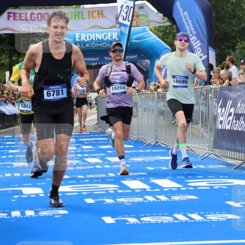 29.06.2025 - hella hamburg halbmarathon Strokosch-Dieckow http://msf.ph/oto/8360013 29.06.2025 10:29:35 Ziel 2021, 2180, 6781, 7186, 8784, 9137, 10790, 16818, 17197, 18422, 18699, 19204 meine-sportfotos.de