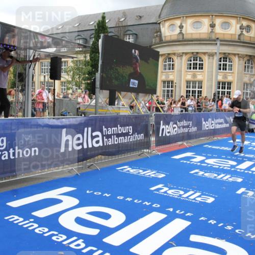 29.06.2025 - hella hamburg halbmarathon Michael Strokosch http://msf.ph/oto/8360058 29.06.2025 10:54:55 Ziel 1327, 1506, 2029, 4231, 6994, 10044, 14638, 14660, 15156, 16623, 16868, 17261 meine-sportfotos.de