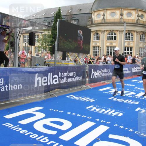 29.06.2025 - hella hamburg halbmarathon Michael Strokosch http://msf.ph/oto/8360104 29.06.2025 10:54:56 Ziel 1327, 1506, 4231, 6994, 8514, 14638, 14660, 15156, 16623, 16868, 17261, 18325 meine-sportfotos.de