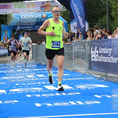 29.06.2025 - hella hamburg halbmarathon Strokosch-Dieckow http://msf.ph/oto/8360147 29.06.2025 10:29:32 Ziel 2021, 2180, 6781, 7186, 8784, 9137, 10156, 10790, 12234, 16118, 16818, 17197, 18422, 18699, 19204 meine-sportfotos.de
