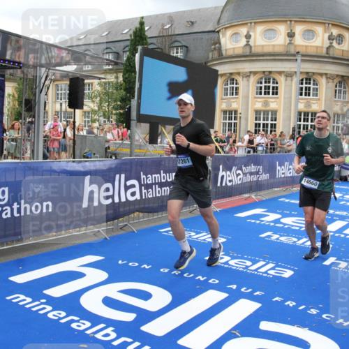 29.06.2025 - hella hamburg halbmarathon Michael Strokosch http://msf.ph/oto/8360153 29.06.2025 10:54:57 Ziel 1327, 1506, 6994, 8514, 10266, 13988, 14638, 14660, 14845, 15156, 16047, 16623, 16868, 17261, 18325 meine-sportfotos.de