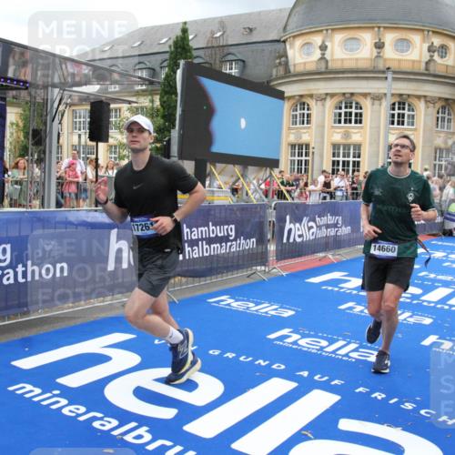 29.06.2025 - hella hamburg halbmarathon Michael Strokosch http://msf.ph/oto/8360197 29.06.2025 10:54:57 Ziel 1327, 1506, 6994, 8514, 10266, 13988, 14638, 14660, 14845, 15156, 16047, 16623, 16868, 17261, 18325 meine-sportfotos.de