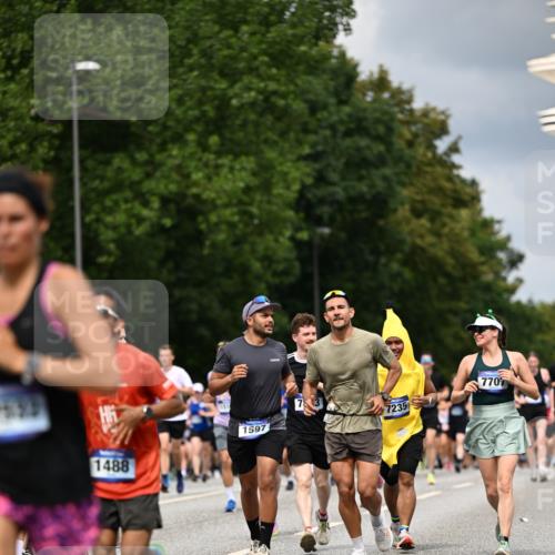 29.06.2025 - hella hamburg halbmarathon Dr. Thomas Lammeyer http://msf.ph/oto/8360270 29.06.2025 10:41:20 Kennedybrücke 56, 1022, 1118, 1253, 1276, 1488, 1490, 1597, 1948, 1952, 2072, 2199, 2552, 2811, 3165, 3230, 3398, 3428, 3714, 3873, 4733, 5146, 5224, 5560, 5786, 6584, 6804, 7202, 7235, 7707, 7823, 8257, 8258, 8315, 8936, 8937, 9054, 9055, 9918, 10024, 10112, 10476, 10762, 10798, 10862, 10931 meine-sportfotos.de
