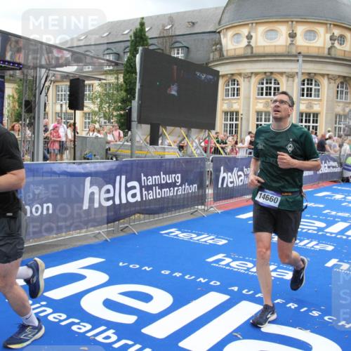29.06.2025 - hella hamburg halbmarathon Michael Strokosch http://msf.ph/oto/8360286 29.06.2025 10:54:57 Ziel 1327, 1506, 6994, 8514, 10266, 13988, 14638, 14660, 14845, 15156, 16047, 16623, 16868, 17261, 18325 meine-sportfotos.de