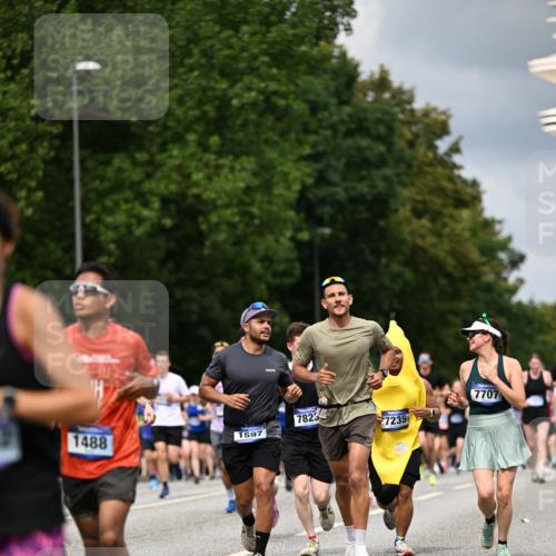 29.06.2025 - hella hamburg halbmarathon Dr. Thomas Lammeyer http://msf.ph/oto/8360348 29.06.2025 10:41:21 Kennedybrücke 56, 1022, 1118, 1253, 1276, 1488, 1490, 1597, 1948, 1952, 2072, 2104, 2199, 2272, 2552, 2811, 3165, 3230, 3398, 3428, 3714, 3873, 4733, 5146, 5224, 5560, 5786, 5940, 6584, 6804, 7202, 7235, 7707, 7823, 8257, 8258, 8315, 8758, 8937, 9054, 9055, 9918, 10024, 10112, 10476, 10762, 10798, 10862, 10931 meine-sportfotos.de