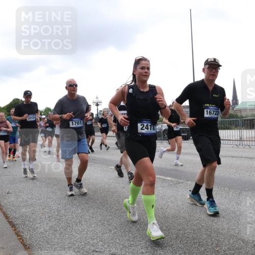 29.06.2025 - hella hamburg halbmarathon Lena Gebhardt http://msf.ph/oto/8360409 29.06.2025 10:48:17 Lombardsbrücke 11548, 17325, 1174, 12104, 1701, 16141, 4327, 3504, 2418, 16722, 1157, 1174, 1175, 1392, 1618, 1645, 1701, 2037, 2163, 2195, 2197, 2418, 2475, 2491, 2545, 2627, 2650, 2756, 2909, 2958, 3049, 3224, 3320, 3468, 3504, 3661, 3679, 3933, 4327, 4588, 4856, 5585, 5781, 5886, 5952, 6143, 7240, 7393, 7394, 7427, 7532, 7916, 8077, 8310, 8461, 8521, 8774, 8948, 9356, 9696, 9697, 9775, 9787, 9921, 10059, 10145, 10777, 10794, 11548, 11742, 11781, 13814, 15715 meine-sportfotos.de
