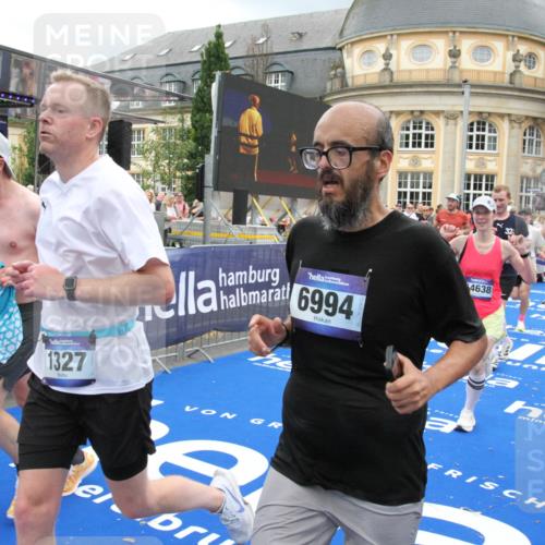 29.06.2025 - hella hamburg halbmarathon Michael Strokosch http://msf.ph/oto/8360427 29.06.2025 10:55:02 Ziel 1327, 2884, 3652, 4249, 4616, 4938, 5020, 6433, 6994, 8514, 8698, 10266, 13988, 14638, 14750, 14845, 15126, 15156, 15879, 16047, 16623, 16868, 18181, 18325 meine-sportfotos.de