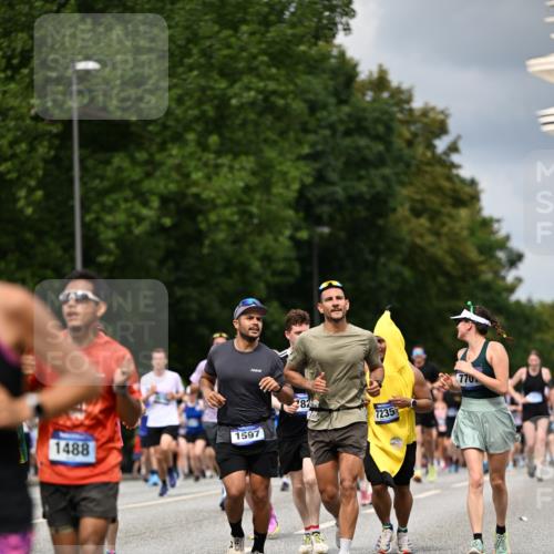 29.06.2025 - hella hamburg halbmarathon Dr. Thomas Lammeyer http://msf.ph/oto/8360428 29.06.2025 10:41:21 Kennedybrücke 56, 1022, 1118, 1253, 1276, 1488, 1490, 1597, 1948, 1952, 2072, 2104, 2199, 2272, 2552, 2811, 3165, 3230, 3398, 3428, 3714, 3873, 4733, 5146, 5224, 5560, 5786, 5940, 6584, 6804, 7202, 7235, 7707, 7823, 8257, 8258, 8315, 8758, 8937, 9054, 9055, 9918, 10024, 10112, 10476, 10762, 10798, 10862, 10931 meine-sportfotos.de