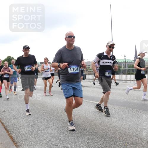 29.06.2025 - hella hamburg halbmarathon Lena Gebhardt http://msf.ph/oto/8360438 29.06.2025 10:48:18 Lombardsbrücke 11548, 17325, 1210, 11, 7394, 1701, 138, 11781, 1142, 1157, 1174, 1175, 1392, 1645, 1701, 2037, 2163, 2195, 2197, 2418, 2475, 2545, 2627, 2650, 2756, 2909, 2958, 3049, 3224, 3320, 3468, 3504, 3661, 3679, 3933, 4327, 4588, 4856, 5585, 5781, 5886, 5952, 6143, 7240, 7393, 7394, 7427, 7532, 7916, 8077, 8310, 8461, 8521, 8774, 8948, 9356, 9696, 9697, 9775, 9787, 9921, 10059, 10145, 10777, 10794, 11548, 11742, 11781, 13814, 15715, 16498, 16499 meine-sportfotos.de