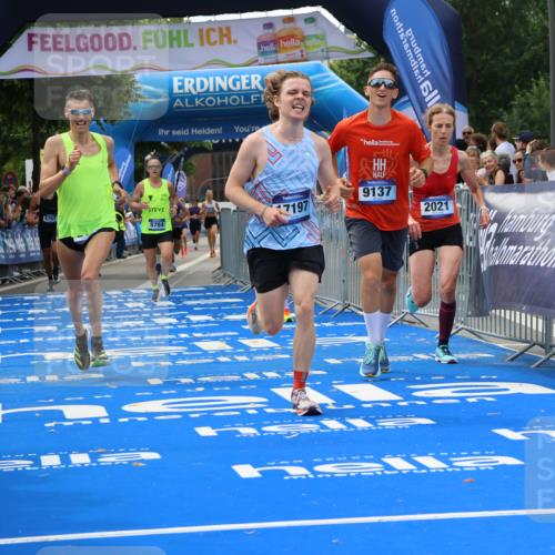 29.06.2025 - hella hamburg halbmarathon Strokosch-Dieckow http://msf.ph/oto/8360446 29.06.2025 10:29:29 Ziel 2021, 2180, 6781, 8784, 9137, 10156, 10790, 12234, 13838, 15880, 16118, 17197, 18422, 18699, 18737, 19203, 19204 meine-sportfotos.de