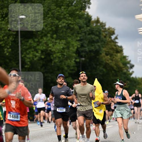 29.06.2025 - hella hamburg halbmarathon Dr. Thomas Lammeyer http://msf.ph/oto/8360471 29.06.2025 10:41:21 Kennedybrücke 56, 1022, 1118, 1253, 1276, 1488, 1490, 1597, 1948, 1952, 2072, 2104, 2199, 2272, 2552, 2811, 3165, 3230, 3398, 3428, 3714, 3873, 4733, 5146, 5224, 5560, 5786, 5940, 6584, 6804, 7202, 7235, 7707, 7823, 8257, 8258, 8315, 8758, 8937, 9054, 9055, 9918, 10024, 10112, 10476, 10762, 10798, 10862, 10931 meine-sportfotos.de