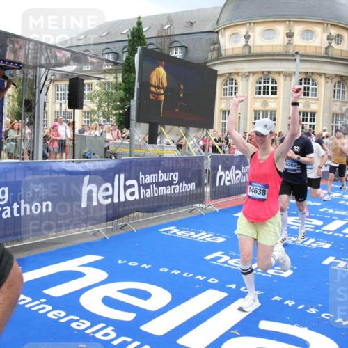 29.06.2025 - hella hamburg halbmarathon Michael Strokosch http://msf.ph/oto/8360472 29.06.2025 10:55:02 Ziel 1327, 2884, 3652, 4249, 4616, 4938, 5020, 6433, 6994, 8514, 8698, 10266, 13988, 14638, 14750, 14845, 15126, 15156, 15879, 16047, 16623, 16868, 18181, 18325 meine-sportfotos.de