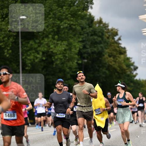 29.06.2025 - hella hamburg halbmarathon Dr. Thomas Lammeyer http://msf.ph/oto/8360484 29.06.2025 10:41:21 Kennedybrücke 56, 1022, 1118, 1253, 1276, 1488, 1490, 1597, 1948, 1952, 2072, 2104, 2199, 2272, 2552, 2811, 3165, 3230, 3398, 3428, 3714, 3873, 4733, 5146, 5224, 5560, 5786, 5940, 6584, 6804, 7202, 7235, 7707, 7823, 8257, 8258, 8315, 8758, 8937, 9054, 9055, 9918, 10024, 10112, 10476, 10762, 10798, 10862, 10931 meine-sportfotos.de