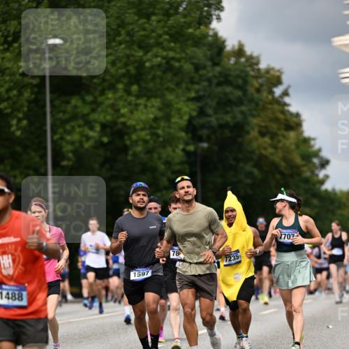 29.06.2025 - hella hamburg halbmarathon Dr. Thomas Lammeyer http://msf.ph/oto/8360492 29.06.2025 10:41:21 Kennedybrücke 56, 1022, 1118, 1253, 1276, 1488, 1490, 1597, 1948, 1952, 2072, 2104, 2199, 2272, 2552, 2811, 3165, 3230, 3398, 3428, 3714, 3873, 4733, 5146, 5224, 5560, 5786, 5940, 6584, 6804, 7202, 7235, 7707, 7823, 8257, 8258, 8315, 8758, 8937, 9054, 9055, 9918, 10024, 10112, 10476, 10762, 10798, 10862, 10931 meine-sportfotos.de