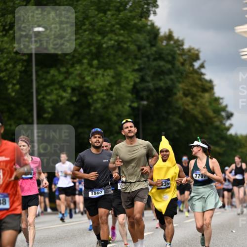 29.06.2025 - hella hamburg halbmarathon Dr. Thomas Lammeyer http://msf.ph/oto/8360506 29.06.2025 10:41:21 Kennedybrücke 56, 1022, 1118, 1253, 1276, 1488, 1490, 1597, 1948, 1952, 2072, 2104, 2199, 2272, 2552, 2811, 3165, 3230, 3398, 3428, 3714, 3873, 4733, 5146, 5224, 5560, 5786, 5940, 6584, 6804, 7202, 7235, 7707, 7823, 8257, 8258, 8315, 8758, 8937, 9054, 9055, 9918, 10024, 10112, 10476, 10762, 10798, 10862, 10931 meine-sportfotos.de