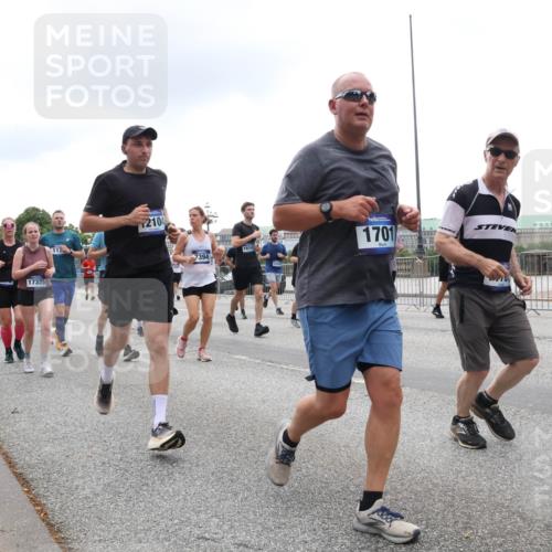 29.06.2025 - hella hamburg halbmarathon Lena Gebhardt http://msf.ph/oto/8360602 29.06.2025 10:48:18 Lombardsbrücke 11548, 17325, 117, 2104, 7394, 161, 1701, 188, 1142, 1157, 1174, 1175, 1392, 1645, 1701, 2037, 2163, 2195, 2197, 2418, 2475, 2545, 2627, 2650, 2756, 2909, 2958, 3049, 3224, 3320, 3468, 3504, 3661, 3679, 3933, 4327, 4588, 4856, 5585, 5781, 5886, 5952, 6143, 7240, 7393, 7394, 7427, 7532, 7916, 8077, 8310, 8461, 8521, 8774, 8948, 9356, 9696, 9697, 9775, 9787, 9921, 10059, 10145, 10777, 10794, 11548, 11742, 11781, 13814, 15715, 16498, 16499 meine-sportfotos.de