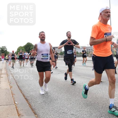 29.06.2025 - hella hamburg halbmarathon Lena Gebhardt http://msf.ph/oto/8360628 29.06.2025 10:39:14 Lombardsbrücke 16335, 18996, 1232, 1390, 1451, 1760, 1856, 1883, 2092, 2524, 2534, 2571, 2574, 2843, 2893, 2998, 3275, 3307, 3353, 3727, 3745, 3927, 4257, 4320, 4410, 4523, 4603, 4659, 4855, 4882, 4964, 6062, 6112, 6321, 6342, 6343, 6611, 6748, 7263, 7341, 7501, 7506, 7524, 7589, 7684, 7815, 8203, 8243, 8367, 8457, 8783, 8995, 9393, 9420, 9446, 9698, 9708, 9974, 9977, 10001, 10072, 10315, 10512, 10516, 10554, 13060 meine-sportfotos.de