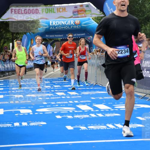 29.06.2025 - hella hamburg halbmarathon Strokosch-Dieckow http://msf.ph/oto/8360630 29.06.2025 10:29:27 Ziel 2021, 2075, 2180, 8784, 8975, 9137, 9571, 10156, 10790, 12234, 13838, 15880, 16118, 17197, 18737, 19203 meine-sportfotos.de