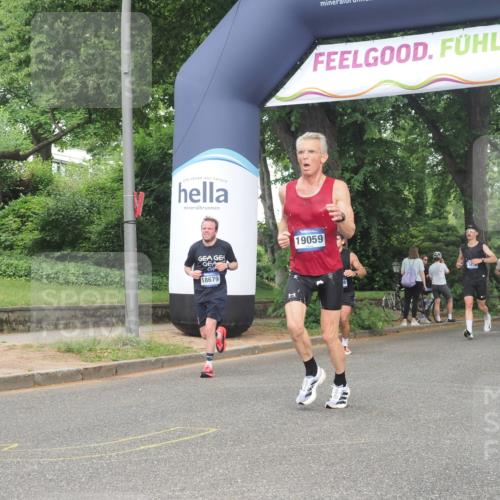29.06.2025 - hella hamburg halbmarathon KatJ http://msf.ph/oto/8360639 29.06.2025 10:22:26 Zwischen KM18-KM19 2879 meine-sportfotos.de