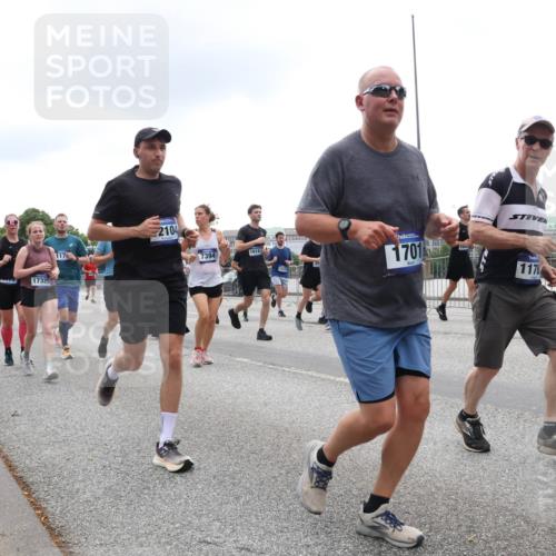 29.06.2025 - hella hamburg halbmarathon Lena Gebhardt http://msf.ph/oto/8360673 29.06.2025 10:48:18 Lombardsbrücke 11548, 17325, 1174, 2104, 7394, 16141, 1701, 1178, 138, 1142, 1157, 1174, 1175, 1392, 1645, 1701, 2037, 2163, 2195, 2197, 2418, 2475, 2545, 2627, 2650, 2756, 2909, 2958, 3049, 3224, 3320, 3468, 3504, 3661, 3679, 3933, 4327, 4588, 4856, 5585, 5781, 5886, 5952, 6143, 7240, 7393, 7394, 7427, 7532, 7916, 8077, 8310, 8461, 8521, 8774, 8948, 9356, 9696, 9697, 9775, 9787, 9921, 10059, 10145, 10777, 10794, 11548, 11742, 11781, 13814, 15715, 16498, 16499 meine-sportfotos.de