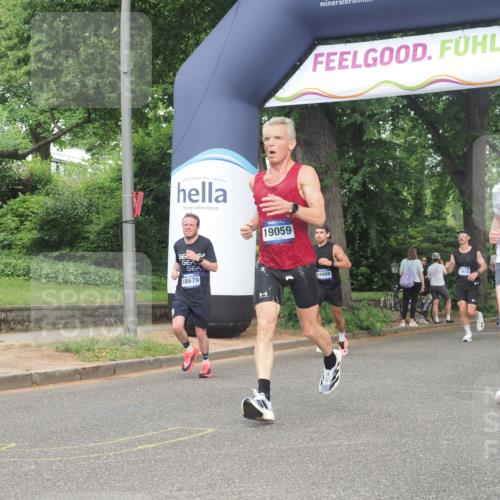 29.06.2025 - hella hamburg halbmarathon KatJ http://msf.ph/oto/8360674 29.06.2025 10:22:26 Zwischen KM18-KM19 2879 meine-sportfotos.de